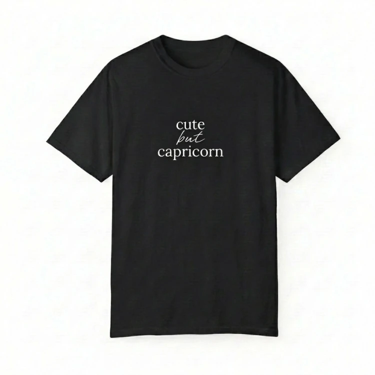 czarny t-shirt cute but capricorn.png