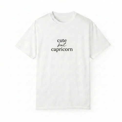 biały t-shirt cute but capricorn.png