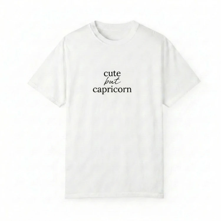 biały t-shirt cute but capricorn.png